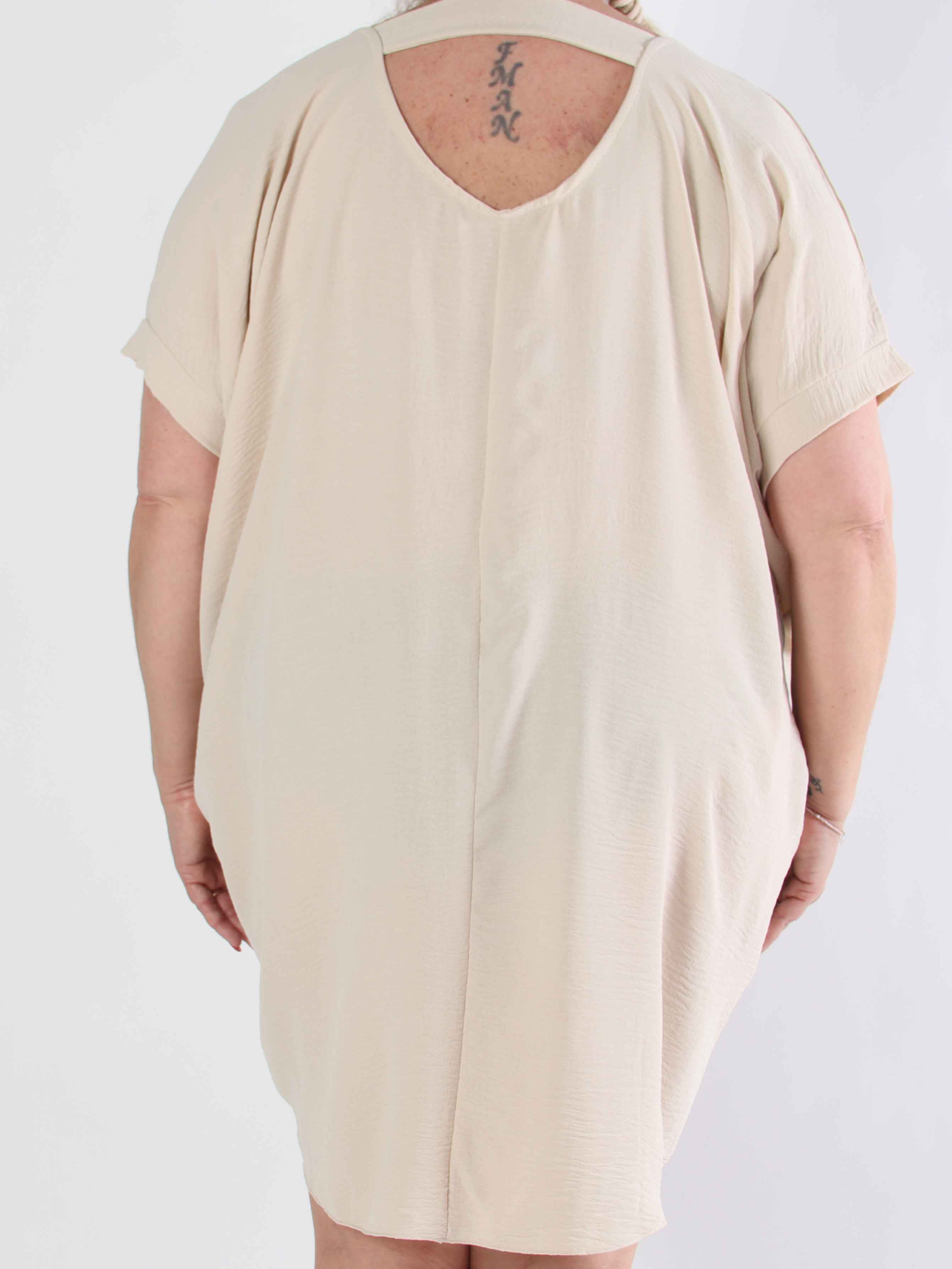 Bine - Sød plus size kjole i løs pasform med guld print på brystet